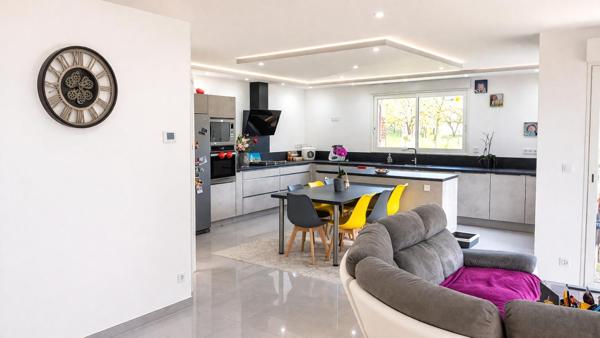 Belle Demeure Contemporaine ou Maison de Caractère en Pierre de 181m² entièrement rénovée avec sa vaste Cour, Terrasse et Terrain clos, arboré et Constructible de 1821 m²