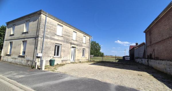 Belle Demeure Contemporaine ou Maison de Caractère en Pierre de 181m² entièrement rénovée avec sa vaste Cour, Terrasse et Terrain clos, arboré et Constructible de 1821 m²