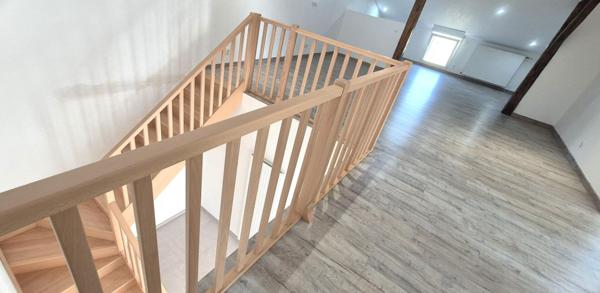 Belle Demeure Contemporaine ou Maison de Caractère en Pierre de 181m² entièrement rénovée avec sa vaste Cour, Terrasse et Terrain clos, arboré et Constructible de 1821 m²
