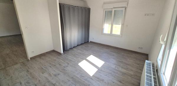 Belle Demeure Contemporaine ou Maison de Caractère en Pierre de 181m² entièrement rénovée avec sa vaste Cour, Terrasse et Terrain clos, arboré et Constructible de 1821 m²