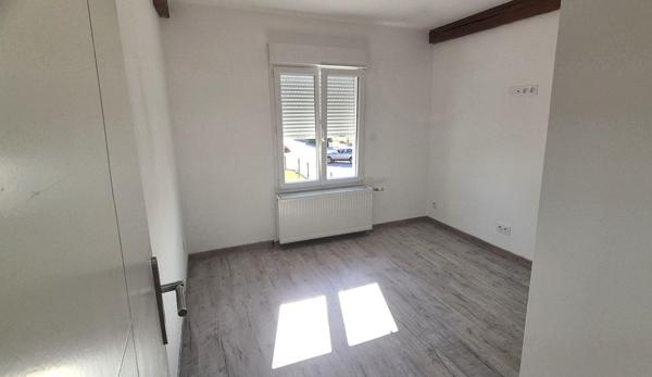 Belle Demeure Contemporaine ou Maison de Caractère en Pierre de 181m² entièrement rénovée avec sa vaste Cour, Terrasse et Terrain clos, arboré et Constructible de 1821 m²