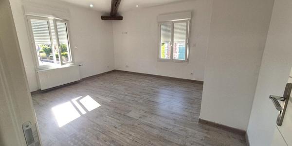 Belle Demeure Contemporaine ou Maison de Caractère en Pierre de 181m² entièrement rénovée avec sa vaste Cour, Terrasse et Terrain clos, arboré et Constructible de 1821 m²
