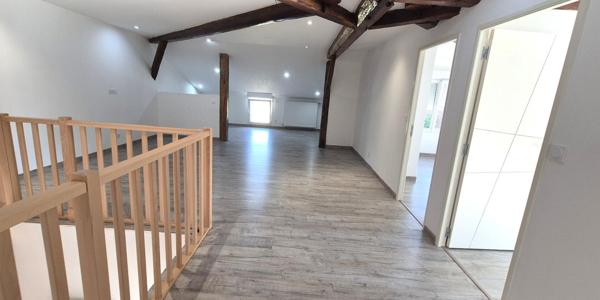 Belle Demeure Contemporaine ou Maison de Caractère en Pierre de 181m² entièrement rénovée avec sa vaste Cour, Terrasse et Terrain clos, arboré et Constructible de 1821 m²