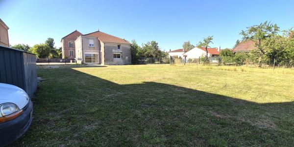 Belle Demeure Contemporaine ou Maison de Caractère en Pierre de 181m² entièrement rénovée avec sa vaste Cour, Terrasse et Terrain clos, arboré et Constructible de 1821 m²