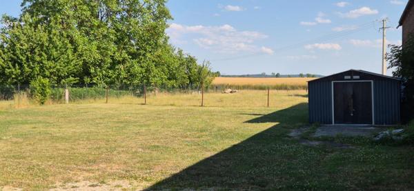 Belle Demeure Contemporaine ou Maison de Caractère en Pierre de 181m² entièrement rénovée avec sa vaste Cour, Terrasse et Terrain clos, arboré et Constructible de 1821 m²