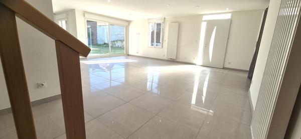 Belle Demeure Contemporaine ou Maison de Caractère en Pierre de 181m² entièrement rénovée avec sa vaste Cour, Terrasse et Terrain clos, arboré et Constructible de 1821 m²