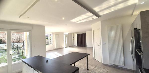 Belle Demeure Contemporaine ou Maison de Caractère en Pierre de 181m² entièrement rénovée avec sa vaste Cour, Terrasse et Terrain clos, arboré et Constructible de 1821 m²
