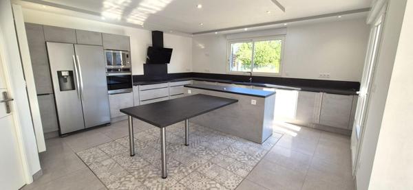 Belle Demeure Contemporaine ou Maison de Caractère en Pierre de 181m² entièrement rénovée avec sa vaste Cour, Terrasse et Terrain clos, arboré et Constructible de 1821 m²