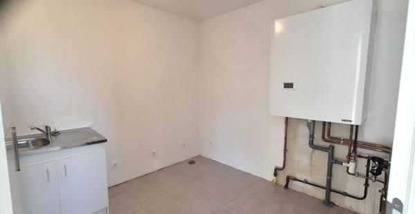 Belle Demeure Contemporaine ou Maison de Caractère en Pierre de 181m² entièrement rénovée avec sa vaste Cour, Terrasse et Terrain clos, arboré et Constructible de 1821 m²