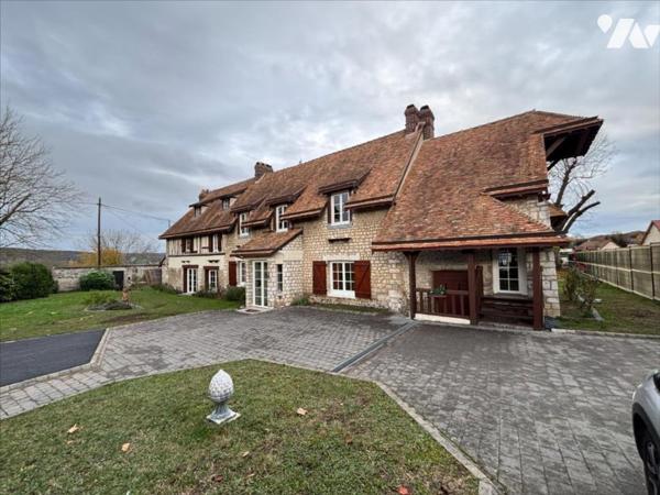 Demeure de caractère en pierres et colombages