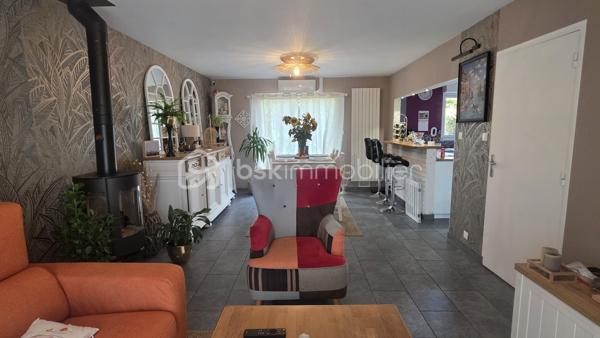 AMIENS NORD-EST, AUX PORTES DE RIVERY – 

Et si votre prochain chez-vous se trouvait au fond de cette impasse calme, à Amiens Nord-Est, aux portes de Rivery ?

Cette maison mitoyenne de type Chalandon, grand modèle, développe environ 120 m² habitables, 4 chambres, garage et jardin.
Soigneusement entretenue et particulièrement bien équipée, elle offre des volumes confortables et une organisation pratique au quotidien.

Dès l’entrée, vous découvrirez une agréable pièce de vie d’environ 30 m², lumineuse et conviviale. Le salon-séjour, agrémenté d’un poêle à bois, s’ouvre sur une cuisine aménagée et équipée, créant un bel espace pour partager les repas et recevoir.

Le rez-de-chaussée comprend également :

* une buanderie ;
* un WC indépendant ;
* un accès intérieur au garage ;
* un passage direct du garage vers le jardin.

À l’étage, l’espace nuit propose 4 chambres ainsi qu’1 salle de bains équipée d’une douche à l’italienne, d’une baignoire balnéothérapie et d’un second WC.

Un grenier isolé et doté d’un plancher complète la maison, offrant un espace de rangement supplémentaire particulièrement appréciable.

Pour profiter d’un confort optimal en toute saison, la maison bénéficie de nombreux équipements :

* chaudière gaz à condensation ;
* poêle à bois ;
* pompe à chaleur réversible avec trois unités intérieures installées dans le salon et deux chambres ;
* sauna ;
* fenêtres en double vitrage ;
* volets électriques.

À l’extérieur, le jardin clos et préservé des regards offre un cadre agréable pour profiter des beaux jours. Ses espaces végétalisés et son petit bassin lui apportent une atmosphère paisible et intimiste.

La localisation facilite également la vie quotidienne : Lidl se trouve à quelques pas, tandis que le centre commercial E.Leclerc de Rivery est accessible en environ cinq minutes en voiture et donc l'accès rocade également.

Les principaux atouts :

* environ 120 m² habitables ;
* 4 chambres ;
* 2WC ;
* cuisine ouverte, aménagée et équipée ;
* jardin clos avec petit bassin ;
* garage accessible depuis la maison et donnant sur le jardin ;
* grenier isolé avec plancher ;
* nombreux équipements de confort ;
* maison soigneusement entretenue et prête à être habitée ;
* environnement calme, aux portes de Rivery.

Une maison chaleureuse et accueillante, dans laquelle on se projette facilement dès les premiers instants.

Envie de la découvrir ? Contactez-moi pour obtenir davantage de renseignements et organiser votre visite.