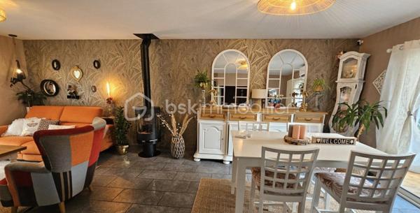 AMIENS NORD-EST, AUX PORTES DE RIVERY – 

Et si votre prochain chez-vous se trouvait au fond de cette impasse calme, à Amiens Nord-Est, aux portes de Rivery ?

Cette maison mitoyenne de type Chalandon, grand modèle, développe environ 120 m² habitables, 4 chambres, garage et jardin.
Soigneusement entretenue et particulièrement bien équipée, elle offre des volumes confortables et une organisation pratique au quotidien.

Dès l’entrée, vous découvrirez une agréable pièce de vie d’environ 30 m², lumineuse et conviviale. Le salon-séjour, agrémenté d’un poêle à bois, s’ouvre sur une cuisine aménagée et équipée, créant un bel espace pour partager les repas et recevoir.

Le rez-de-chaussée comprend également :

* une buanderie ;
* un WC indépendant ;
* un accès intérieur au garage ;
* un passage direct du garage vers le jardin.

À l’étage, l’espace nuit propose 4 chambres ainsi qu’1 salle de bains équipée d’une douche à l’italienne, d’une baignoire balnéothérapie et d’un second WC.

Un grenier isolé et doté d’un plancher complète la maison, offrant un espace de rangement supplémentaire particulièrement appréciable.

Pour profiter d’un confort optimal en toute saison, la maison bénéficie de nombreux équipements :

* chaudière gaz à condensation ;
* poêle à bois ;
* pompe à chaleur réversible avec trois unités intérieures installées dans le salon et deux chambres ;
* sauna ;
* fenêtres en double vitrage ;
* volets électriques.

À l’extérieur, le jardin clos et préservé des regards offre un cadre agréable pour profiter des beaux jours. Ses espaces végétalisés et son petit bassin lui apportent une atmosphère paisible et intimiste.

La localisation facilite également la vie quotidienne : Lidl se trouve à quelques pas, tandis que le centre commercial E.Leclerc de Rivery est accessible en environ cinq minutes en voiture et donc l'accès rocade également.

Les principaux atouts :

* environ 120 m² habitables ;
* 4 chambres ;
* 2WC ;
* cuisine ouverte, aménagée et équipée ;
* jardin clos avec petit bassin ;
* garage accessible depuis la maison et donnant sur le jardin ;
* grenier isolé avec plancher ;
* nombreux équipements de confort ;
* maison soigneusement entretenue et prête à être habitée ;
* environnement calme, aux portes de Rivery.

Une maison chaleureuse et accueillante, dans laquelle on se projette facilement dès les premiers instants.

Envie de la découvrir ? Contactez-moi pour obtenir davantage de renseignements et organiser votre visite.