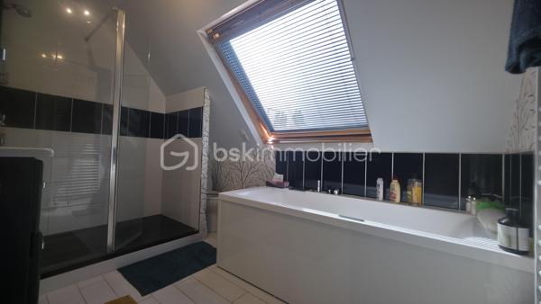 AMIENS NORD-EST, AUX PORTES DE RIVERY – 

Et si votre prochain chez-vous se trouvait au fond de cette impasse calme, à Amiens Nord-Est, aux portes de Rivery ?

Cette maison mitoyenne de type Chalandon, grand modèle, développe environ 120 m² habitables, 4 chambres, garage et jardin.
Soigneusement entretenue et particulièrement bien équipée, elle offre des volumes confortables et une organisation pratique au quotidien.

Dès l’entrée, vous découvrirez une agréable pièce de vie d’environ 30 m², lumineuse et conviviale. Le salon-séjour, agrémenté d’un poêle à bois, s’ouvre sur une cuisine aménagée et équipée, créant un bel espace pour partager les repas et recevoir.

Le rez-de-chaussée comprend également :

* une buanderie ;
* un WC indépendant ;
* un accès intérieur au garage ;
* un passage direct du garage vers le jardin.

À l’étage, l’espace nuit propose 4 chambres ainsi qu’1 salle de bains équipée d’une douche à l’italienne, d’une baignoire balnéothérapie et d’un second WC.

Un grenier isolé et doté d’un plancher complète la maison, offrant un espace de rangement supplémentaire particulièrement appréciable.

Pour profiter d’un confort optimal en toute saison, la maison bénéficie de nombreux équipements :

* chaudière gaz à condensation ;
* poêle à bois ;
* pompe à chaleur réversible avec trois unités intérieures installées dans le salon et deux chambres ;
* sauna ;
* fenêtres en double vitrage ;
* volets électriques.

À l’extérieur, le jardin clos et préservé des regards offre un cadre agréable pour profiter des beaux jours. Ses espaces végétalisés et son petit bassin lui apportent une atmosphère paisible et intimiste.

La localisation facilite également la vie quotidienne : Lidl se trouve à quelques pas, tandis que le centre commercial E.Leclerc de Rivery est accessible en environ cinq minutes en voiture et donc l'accès rocade également.

Les principaux atouts :

* environ 120 m² habitables ;
* 4 chambres ;
* 2WC ;
* cuisine ouverte, aménagée et équipée ;
* jardin clos avec petit bassin ;
* garage accessible depuis la maison et donnant sur le jardin ;
* grenier isolé avec plancher ;
* nombreux équipements de confort ;
* maison soigneusement entretenue et prête à être habitée ;
* environnement calme, aux portes de Rivery.

Une maison chaleureuse et accueillante, dans laquelle on se projette facilement dès les premiers instants.

Envie de la découvrir ? Contactez-moi pour obtenir davantage de renseignements et organiser votre visite.
