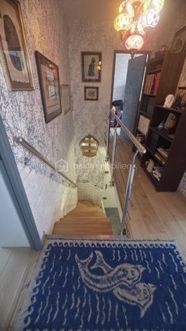 AMIENS NORD-EST, AUX PORTES DE RIVERY – 

Et si votre prochain chez-vous se trouvait au fond de cette impasse calme, à Amiens Nord-Est, aux portes de Rivery ?

Cette maison mitoyenne de type Chalandon, grand modèle, développe environ 120 m² habitables, 4 chambres, garage et jardin.
Soigneusement entretenue et particulièrement bien équipée, elle offre des volumes confortables et une organisation pratique au quotidien.

Dès l’entrée, vous découvrirez une agréable pièce de vie d’environ 30 m², lumineuse et conviviale. Le salon-séjour, agrémenté d’un poêle à bois, s’ouvre sur une cuisine aménagée et équipée, créant un bel espace pour partager les repas et recevoir.

Le rez-de-chaussée comprend également :

* une buanderie ;
* un WC indépendant ;
* un accès intérieur au garage ;
* un passage direct du garage vers le jardin.

À l’étage, l’espace nuit propose 4 chambres ainsi qu’1 salle de bains équipée d’une douche à l’italienne, d’une baignoire balnéothérapie et d’un second WC.

Un grenier isolé et doté d’un plancher complète la maison, offrant un espace de rangement supplémentaire particulièrement appréciable.

Pour profiter d’un confort optimal en toute saison, la maison bénéficie de nombreux équipements :

* chaudière gaz à condensation ;
* poêle à bois ;
* pompe à chaleur réversible avec trois unités intérieures installées dans le salon et deux chambres ;
* sauna ;
* fenêtres en double vitrage ;
* volets électriques.

À l’extérieur, le jardin clos et préservé des regards offre un cadre agréable pour profiter des beaux jours. Ses espaces végétalisés et son petit bassin lui apportent une atmosphère paisible et intimiste.

La localisation facilite également la vie quotidienne : Lidl se trouve à quelques pas, tandis que le centre commercial E.Leclerc de Rivery est accessible en environ cinq minutes en voiture et donc l'accès rocade également.

Les principaux atouts :

* environ 120 m² habitables ;
* 4 chambres ;
* 2WC ;
* cuisine ouverte, aménagée et équipée ;
* jardin clos avec petit bassin ;
* garage accessible depuis la maison et donnant sur le jardin ;
* grenier isolé avec plancher ;
* nombreux équipements de confort ;
* maison soigneusement entretenue et prête à être habitée ;
* environnement calme, aux portes de Rivery.

Une maison chaleureuse et accueillante, dans laquelle on se projette facilement dès les premiers instants.

Envie de la découvrir ? Contactez-moi pour obtenir davantage de renseignements et organiser votre visite.