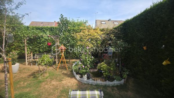 AMIENS NORD-EST, AUX PORTES DE RIVERY – 

Et si votre prochain chez-vous se trouvait au fond de cette impasse calme, à Amiens Nord-Est, aux portes de Rivery ?

Cette maison mitoyenne de type Chalandon, grand modèle, développe environ 120 m² habitables, 4 chambres, garage et jardin.
Soigneusement entretenue et particulièrement bien équipée, elle offre des volumes confortables et une organisation pratique au quotidien.

Dès l’entrée, vous découvrirez une agréable pièce de vie d’environ 30 m², lumineuse et conviviale. Le salon-séjour, agrémenté d’un poêle à bois, s’ouvre sur une cuisine aménagée et équipée, créant un bel espace pour partager les repas et recevoir.

Le rez-de-chaussée comprend également :

* une buanderie ;
* un WC indépendant ;
* un accès intérieur au garage ;
* un passage direct du garage vers le jardin.

À l’étage, l’espace nuit propose 4 chambres ainsi qu’1 salle de bains équipée d’une douche à l’italienne, d’une baignoire balnéothérapie et d’un second WC.

Un grenier isolé et doté d’un plancher complète la maison, offrant un espace de rangement supplémentaire particulièrement appréciable.

Pour profiter d’un confort optimal en toute saison, la maison bénéficie de nombreux équipements :

* chaudière gaz à condensation ;
* poêle à bois ;
* pompe à chaleur réversible avec trois unités intérieures installées dans le salon et deux chambres ;
* sauna ;
* fenêtres en double vitrage ;
* volets électriques.

À l’extérieur, le jardin clos et préservé des regards offre un cadre agréable pour profiter des beaux jours. Ses espaces végétalisés et son petit bassin lui apportent une atmosphère paisible et intimiste.

La localisation facilite également la vie quotidienne : Lidl se trouve à quelques pas, tandis que le centre commercial E.Leclerc de Rivery est accessible en environ cinq minutes en voiture et donc l'accès rocade également.

Les principaux atouts :

* environ 120 m² habitables ;
* 4 chambres ;
* 2WC ;
* cuisine ouverte, aménagée et équipée ;
* jardin clos avec petit bassin ;
* garage accessible depuis la maison et donnant sur le jardin ;
* grenier isolé avec plancher ;
* nombreux équipements de confort ;
* maison soigneusement entretenue et prête à être habitée ;
* environnement calme, aux portes de Rivery.

Une maison chaleureuse et accueillante, dans laquelle on se projette facilement dès les premiers instants.

Envie de la découvrir ? Contactez-moi pour obtenir davantage de renseignements et organiser votre visite.