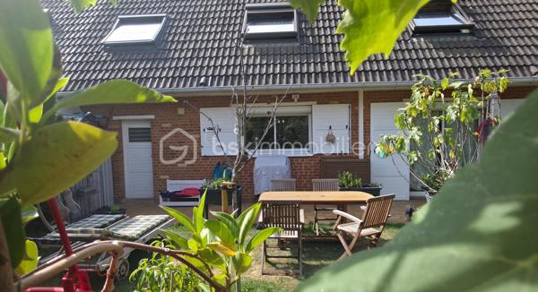 AMIENS NORD-EST, AUX PORTES DE RIVERY – 

Et si votre prochain chez-vous se trouvait au fond de cette impasse calme, à Amiens Nord-Est, aux portes de Rivery ?

Cette maison mitoyenne de type Chalandon, grand modèle, développe environ 120 m² habitables, 4 chambres, garage et jardin.
Soigneusement entretenue et particulièrement bien équipée, elle offre des volumes confortables et une organisation pratique au quotidien.

Dès l’entrée, vous découvrirez une agréable pièce de vie d’environ 30 m², lumineuse et conviviale. Le salon-séjour, agrémenté d’un poêle à bois, s’ouvre sur une cuisine aménagée et équipée, créant un bel espace pour partager les repas et recevoir.

Le rez-de-chaussée comprend également :

* une buanderie ;
* un WC indépendant ;
* un accès intérieur au garage ;
* un passage direct du garage vers le jardin.

À l’étage, l’espace nuit propose 4 chambres ainsi qu’1 salle de bains équipée d’une douche à l’italienne, d’une baignoire balnéothérapie et d’un second WC.

Un grenier isolé et doté d’un plancher complète la maison, offrant un espace de rangement supplémentaire particulièrement appréciable.

Pour profiter d’un confort optimal en toute saison, la maison bénéficie de nombreux équipements :

* chaudière gaz à condensation ;
* poêle à bois ;
* pompe à chaleur réversible avec trois unités intérieures installées dans le salon et deux chambres ;
* sauna ;
* fenêtres en double vitrage ;
* volets électriques.

À l’extérieur, le jardin clos et préservé des regards offre un cadre agréable pour profiter des beaux jours. Ses espaces végétalisés et son petit bassin lui apportent une atmosphère paisible et intimiste.

La localisation facilite également la vie quotidienne : Lidl se trouve à quelques pas, tandis que le centre commercial E.Leclerc de Rivery est accessible en environ cinq minutes en voiture et donc l'accès rocade également.

Les principaux atouts :

* environ 120 m² habitables ;
* 4 chambres ;
* 2WC ;
* cuisine ouverte, aménagée et équipée ;
* jardin clos avec petit bassin ;
* garage accessible depuis la maison et donnant sur le jardin ;
* grenier isolé avec plancher ;
* nombreux équipements de confort ;
* maison soigneusement entretenue et prête à être habitée ;
* environnement calme, aux portes de Rivery.

Une maison chaleureuse et accueillante, dans laquelle on se projette facilement dès les premiers instants.

Envie de la découvrir ? Contactez-moi pour obtenir davantage de renseignements et organiser votre visite.