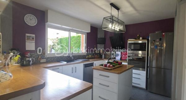 AMIENS NORD-EST, AUX PORTES DE RIVERY – 

Et si votre prochain chez-vous se trouvait au fond de cette impasse calme, à Amiens Nord-Est, aux portes de Rivery ?

Cette maison mitoyenne de type Chalandon, grand modèle, développe environ 120 m² habitables, 4 chambres, garage et jardin.
Soigneusement entretenue et particulièrement bien équipée, elle offre des volumes confortables et une organisation pratique au quotidien.

Dès l’entrée, vous découvrirez une agréable pièce de vie d’environ 30 m², lumineuse et conviviale. Le salon-séjour, agrémenté d’un poêle à bois, s’ouvre sur une cuisine aménagée et équipée, créant un bel espace pour partager les repas et recevoir.

Le rez-de-chaussée comprend également :

* une buanderie ;
* un WC indépendant ;
* un accès intérieur au garage ;
* un passage direct du garage vers le jardin.

À l’étage, l’espace nuit propose 4 chambres ainsi qu’1 salle de bains équipée d’une douche à l’italienne, d’une baignoire balnéothérapie et d’un second WC.

Un grenier isolé et doté d’un plancher complète la maison, offrant un espace de rangement supplémentaire particulièrement appréciable.

Pour profiter d’un confort optimal en toute saison, la maison bénéficie de nombreux équipements :

* chaudière gaz à condensation ;
* poêle à bois ;
* pompe à chaleur réversible avec trois unités intérieures installées dans le salon et deux chambres ;
* sauna ;
* fenêtres en double vitrage ;
* volets électriques.

À l’extérieur, le jardin clos et préservé des regards offre un cadre agréable pour profiter des beaux jours. Ses espaces végétalisés et son petit bassin lui apportent une atmosphère paisible et intimiste.

La localisation facilite également la vie quotidienne : Lidl se trouve à quelques pas, tandis que le centre commercial E.Leclerc de Rivery est accessible en environ cinq minutes en voiture et donc l'accès rocade également.

Les principaux atouts :

* environ 120 m² habitables ;
* 4 chambres ;
* 2WC ;
* cuisine ouverte, aménagée et équipée ;
* jardin clos avec petit bassin ;
* garage accessible depuis la maison et donnant sur le jardin ;
* grenier isolé avec plancher ;
* nombreux équipements de confort ;
* maison soigneusement entretenue et prête à être habitée ;
* environnement calme, aux portes de Rivery.

Une maison chaleureuse et accueillante, dans laquelle on se projette facilement dès les premiers instants.

Envie de la découvrir ? Contactez-moi pour obtenir davantage de renseignements et organiser votre visite.