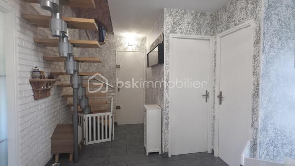 AMIENS NORD-EST, AUX PORTES DE RIVERY – 

Et si votre prochain chez-vous se trouvait au fond de cette impasse calme, à Amiens Nord-Est, aux portes de Rivery ?

Cette maison mitoyenne de type Chalandon, grand modèle, développe environ 120 m² habitables, 4 chambres, garage et jardin.
Soigneusement entretenue et particulièrement bien équipée, elle offre des volumes confortables et une organisation pratique au quotidien.

Dès l’entrée, vous découvrirez une agréable pièce de vie d’environ 30 m², lumineuse et conviviale. Le salon-séjour, agrémenté d’un poêle à bois, s’ouvre sur une cuisine aménagée et équipée, créant un bel espace pour partager les repas et recevoir.

Le rez-de-chaussée comprend également :

* une buanderie ;
* un WC indépendant ;
* un accès intérieur au garage ;
* un passage direct du garage vers le jardin.

À l’étage, l’espace nuit propose 4 chambres ainsi qu’1 salle de bains équipée d’une douche à l’italienne, d’une baignoire balnéothérapie et d’un second WC.

Un grenier isolé et doté d’un plancher complète la maison, offrant un espace de rangement supplémentaire particulièrement appréciable.

Pour profiter d’un confort optimal en toute saison, la maison bénéficie de nombreux équipements :

* chaudière gaz à condensation ;
* poêle à bois ;
* pompe à chaleur réversible avec trois unités intérieures installées dans le salon et deux chambres ;
* sauna ;
* fenêtres en double vitrage ;
* volets électriques.

À l’extérieur, le jardin clos et préservé des regards offre un cadre agréable pour profiter des beaux jours. Ses espaces végétalisés et son petit bassin lui apportent une atmosphère paisible et intimiste.

La localisation facilite également la vie quotidienne : Lidl se trouve à quelques pas, tandis que le centre commercial E.Leclerc de Rivery est accessible en environ cinq minutes en voiture et donc l'accès rocade également.

Les principaux atouts :

* environ 120 m² habitables ;
* 4 chambres ;
* 2WC ;
* cuisine ouverte, aménagée et équipée ;
* jardin clos avec petit bassin ;
* garage accessible depuis la maison et donnant sur le jardin ;
* grenier isolé avec plancher ;
* nombreux équipements de confort ;
* maison soigneusement entretenue et prête à être habitée ;
* environnement calme, aux portes de Rivery.

Une maison chaleureuse et accueillante, dans laquelle on se projette facilement dès les premiers instants.

Envie de la découvrir ? Contactez-moi pour obtenir davantage de renseignements et organiser votre visite.