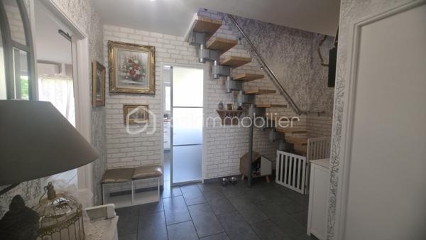 AMIENS NORD-EST, AUX PORTES DE RIVERY – 

Et si votre prochain chez-vous se trouvait au fond de cette impasse calme, à Amiens Nord-Est, aux portes de Rivery ?

Cette maison mitoyenne de type Chalandon, grand modèle, développe environ 120 m² habitables, 4 chambres, garage et jardin.
Soigneusement entretenue et particulièrement bien équipée, elle offre des volumes confortables et une organisation pratique au quotidien.

Dès l’entrée, vous découvrirez une agréable pièce de vie d’environ 30 m², lumineuse et conviviale. Le salon-séjour, agrémenté d’un poêle à bois, s’ouvre sur une cuisine aménagée et équipée, créant un bel espace pour partager les repas et recevoir.

Le rez-de-chaussée comprend également :

* une buanderie ;
* un WC indépendant ;
* un accès intérieur au garage ;
* un passage direct du garage vers le jardin.

À l’étage, l’espace nuit propose 4 chambres ainsi qu’1 salle de bains équipée d’une douche à l’italienne, d’une baignoire balnéothérapie et d’un second WC.

Un grenier isolé et doté d’un plancher complète la maison, offrant un espace de rangement supplémentaire particulièrement appréciable.

Pour profiter d’un confort optimal en toute saison, la maison bénéficie de nombreux équipements :

* chaudière gaz à condensation ;
* poêle à bois ;
* pompe à chaleur réversible avec trois unités intérieures installées dans le salon et deux chambres ;
* sauna ;
* fenêtres en double vitrage ;
* volets électriques.

À l’extérieur, le jardin clos et préservé des regards offre un cadre agréable pour profiter des beaux jours. Ses espaces végétalisés et son petit bassin lui apportent une atmosphère paisible et intimiste.

La localisation facilite également la vie quotidienne : Lidl se trouve à quelques pas, tandis que le centre commercial E.Leclerc de Rivery est accessible en environ cinq minutes en voiture et donc l'accès rocade également.

Les principaux atouts :

* environ 120 m² habitables ;
* 4 chambres ;
* 2WC ;
* cuisine ouverte, aménagée et équipée ;
* jardin clos avec petit bassin ;
* garage accessible depuis la maison et donnant sur le jardin ;
* grenier isolé avec plancher ;
* nombreux équipements de confort ;
* maison soigneusement entretenue et prête à être habitée ;
* environnement calme, aux portes de Rivery.

Une maison chaleureuse et accueillante, dans laquelle on se projette facilement dès les premiers instants.

Envie de la découvrir ? Contactez-moi pour obtenir davantage de renseignements et organiser votre visite.
