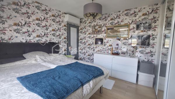 AMIENS NORD-EST, AUX PORTES DE RIVERY – 

Et si votre prochain chez-vous se trouvait au fond de cette impasse calme, à Amiens Nord-Est, aux portes de Rivery ?

Cette maison mitoyenne de type Chalandon, grand modèle, développe environ 120 m² habitables, 4 chambres, garage et jardin.
Soigneusement entretenue et particulièrement bien équipée, elle offre des volumes confortables et une organisation pratique au quotidien.

Dès l’entrée, vous découvrirez une agréable pièce de vie d’environ 30 m², lumineuse et conviviale. Le salon-séjour, agrémenté d’un poêle à bois, s’ouvre sur une cuisine aménagée et équipée, créant un bel espace pour partager les repas et recevoir.

Le rez-de-chaussée comprend également :

* une buanderie ;
* un WC indépendant ;
* un accès intérieur au garage ;
* un passage direct du garage vers le jardin.

À l’étage, l’espace nuit propose 4 chambres ainsi qu’1 salle de bains équipée d’une douche à l’italienne, d’une baignoire balnéothérapie et d’un second WC.

Un grenier isolé et doté d’un plancher complète la maison, offrant un espace de rangement supplémentaire particulièrement appréciable.

Pour profiter d’un confort optimal en toute saison, la maison bénéficie de nombreux équipements :

* chaudière gaz à condensation ;
* poêle à bois ;
* pompe à chaleur réversible avec trois unités intérieures installées dans le salon et deux chambres ;
* sauna ;
* fenêtres en double vitrage ;
* volets électriques.

À l’extérieur, le jardin clos et préservé des regards offre un cadre agréable pour profiter des beaux jours. Ses espaces végétalisés et son petit bassin lui apportent une atmosphère paisible et intimiste.

La localisation facilite également la vie quotidienne : Lidl se trouve à quelques pas, tandis que le centre commercial E.Leclerc de Rivery est accessible en environ cinq minutes en voiture et donc l'accès rocade également.

Les principaux atouts :

* environ 120 m² habitables ;
* 4 chambres ;
* 2WC ;
* cuisine ouverte, aménagée et équipée ;
* jardin clos avec petit bassin ;
* garage accessible depuis la maison et donnant sur le jardin ;
* grenier isolé avec plancher ;
* nombreux équipements de confort ;
* maison soigneusement entretenue et prête à être habitée ;
* environnement calme, aux portes de Rivery.

Une maison chaleureuse et accueillante, dans laquelle on se projette facilement dès les premiers instants.

Envie de la découvrir ? Contactez-moi pour obtenir davantage de renseignements et organiser votre visite.