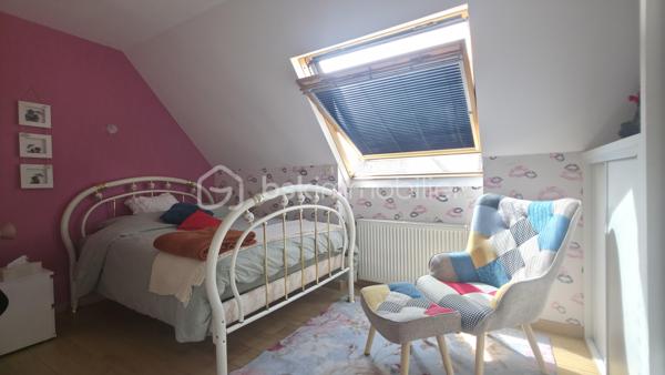 AMIENS NORD-EST, AUX PORTES DE RIVERY – 

Et si votre prochain chez-vous se trouvait au fond de cette impasse calme, à Amiens Nord-Est, aux portes de Rivery ?

Cette maison mitoyenne de type Chalandon, grand modèle, développe environ 120 m² habitables, 4 chambres, garage et jardin.
Soigneusement entretenue et particulièrement bien équipée, elle offre des volumes confortables et une organisation pratique au quotidien.

Dès l’entrée, vous découvrirez une agréable pièce de vie d’environ 30 m², lumineuse et conviviale. Le salon-séjour, agrémenté d’un poêle à bois, s’ouvre sur une cuisine aménagée et équipée, créant un bel espace pour partager les repas et recevoir.

Le rez-de-chaussée comprend également :

* une buanderie ;
* un WC indépendant ;
* un accès intérieur au garage ;
* un passage direct du garage vers le jardin.

À l’étage, l’espace nuit propose 4 chambres ainsi qu’1 salle de bains équipée d’une douche à l’italienne, d’une baignoire balnéothérapie et d’un second WC.

Un grenier isolé et doté d’un plancher complète la maison, offrant un espace de rangement supplémentaire particulièrement appréciable.

Pour profiter d’un confort optimal en toute saison, la maison bénéficie de nombreux équipements :

* chaudière gaz à condensation ;
* poêle à bois ;
* pompe à chaleur réversible avec trois unités intérieures installées dans le salon et deux chambres ;
* sauna ;
* fenêtres en double vitrage ;
* volets électriques.

À l’extérieur, le jardin clos et préservé des regards offre un cadre agréable pour profiter des beaux jours. Ses espaces végétalisés et son petit bassin lui apportent une atmosphère paisible et intimiste.

La localisation facilite également la vie quotidienne : Lidl se trouve à quelques pas, tandis que le centre commercial E.Leclerc de Rivery est accessible en environ cinq minutes en voiture et donc l'accès rocade également.

Les principaux atouts :

* environ 120 m² habitables ;
* 4 chambres ;
* 2WC ;
* cuisine ouverte, aménagée et équipée ;
* jardin clos avec petit bassin ;
* garage accessible depuis la maison et donnant sur le jardin ;
* grenier isolé avec plancher ;
* nombreux équipements de confort ;
* maison soigneusement entretenue et prête à être habitée ;
* environnement calme, aux portes de Rivery.

Une maison chaleureuse et accueillante, dans laquelle on se projette facilement dès les premiers instants.

Envie de la découvrir ? Contactez-moi pour obtenir davantage de renseignements et organiser votre visite.