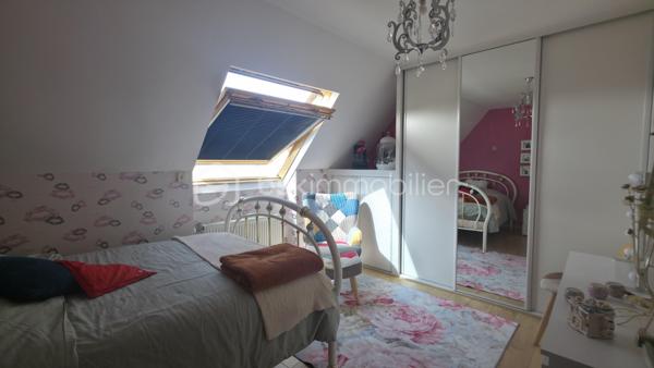 AMIENS NORD-EST, AUX PORTES DE RIVERY – 

Et si votre prochain chez-vous se trouvait au fond de cette impasse calme, à Amiens Nord-Est, aux portes de Rivery ?

Cette maison mitoyenne de type Chalandon, grand modèle, développe environ 120 m² habitables, 4 chambres, garage et jardin.
Soigneusement entretenue et particulièrement bien équipée, elle offre des volumes confortables et une organisation pratique au quotidien.

Dès l’entrée, vous découvrirez une agréable pièce de vie d’environ 30 m², lumineuse et conviviale. Le salon-séjour, agrémenté d’un poêle à bois, s’ouvre sur une cuisine aménagée et équipée, créant un bel espace pour partager les repas et recevoir.

Le rez-de-chaussée comprend également :

* une buanderie ;
* un WC indépendant ;
* un accès intérieur au garage ;
* un passage direct du garage vers le jardin.

À l’étage, l’espace nuit propose 4 chambres ainsi qu’1 salle de bains équipée d’une douche à l’italienne, d’une baignoire balnéothérapie et d’un second WC.

Un grenier isolé et doté d’un plancher complète la maison, offrant un espace de rangement supplémentaire particulièrement appréciable.

Pour profiter d’un confort optimal en toute saison, la maison bénéficie de nombreux équipements :

* chaudière gaz à condensation ;
* poêle à bois ;
* pompe à chaleur réversible avec trois unités intérieures installées dans le salon et deux chambres ;
* sauna ;
* fenêtres en double vitrage ;
* volets électriques.

À l’extérieur, le jardin clos et préservé des regards offre un cadre agréable pour profiter des beaux jours. Ses espaces végétalisés et son petit bassin lui apportent une atmosphère paisible et intimiste.

La localisation facilite également la vie quotidienne : Lidl se trouve à quelques pas, tandis que le centre commercial E.Leclerc de Rivery est accessible en environ cinq minutes en voiture et donc l'accès rocade également.

Les principaux atouts :

* environ 120 m² habitables ;
* 4 chambres ;
* 2WC ;
* cuisine ouverte, aménagée et équipée ;
* jardin clos avec petit bassin ;
* garage accessible depuis la maison et donnant sur le jardin ;
* grenier isolé avec plancher ;
* nombreux équipements de confort ;
* maison soigneusement entretenue et prête à être habitée ;
* environnement calme, aux portes de Rivery.

Une maison chaleureuse et accueillante, dans laquelle on se projette facilement dès les premiers instants.

Envie de la découvrir ? Contactez-moi pour obtenir davantage de renseignements et organiser votre visite.