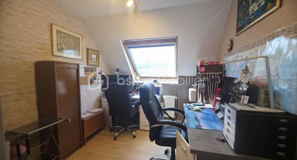 AMIENS NORD-EST, AUX PORTES DE RIVERY – 

Et si votre prochain chez-vous se trouvait au fond de cette impasse calme, à Amiens Nord-Est, aux portes de Rivery ?

Cette maison mitoyenne de type Chalandon, grand modèle, développe environ 120 m² habitables, 4 chambres, garage et jardin.
Soigneusement entretenue et particulièrement bien équipée, elle offre des volumes confortables et une organisation pratique au quotidien.

Dès l’entrée, vous découvrirez une agréable pièce de vie d’environ 30 m², lumineuse et conviviale. Le salon-séjour, agrémenté d’un poêle à bois, s’ouvre sur une cuisine aménagée et équipée, créant un bel espace pour partager les repas et recevoir.

Le rez-de-chaussée comprend également :

* une buanderie ;
* un WC indépendant ;
* un accès intérieur au garage ;
* un passage direct du garage vers le jardin.

À l’étage, l’espace nuit propose 4 chambres ainsi qu’1 salle de bains équipée d’une douche à l’italienne, d’une baignoire balnéothérapie et d’un second WC.

Un grenier isolé et doté d’un plancher complète la maison, offrant un espace de rangement supplémentaire particulièrement appréciable.

Pour profiter d’un confort optimal en toute saison, la maison bénéficie de nombreux équipements :

* chaudière gaz à condensation ;
* poêle à bois ;
* pompe à chaleur réversible avec trois unités intérieures installées dans le salon et deux chambres ;
* sauna ;
* fenêtres en double vitrage ;
* volets électriques.

À l’extérieur, le jardin clos et préservé des regards offre un cadre agréable pour profiter des beaux jours. Ses espaces végétalisés et son petit bassin lui apportent une atmosphère paisible et intimiste.

La localisation facilite également la vie quotidienne : Lidl se trouve à quelques pas, tandis que le centre commercial E.Leclerc de Rivery est accessible en environ cinq minutes en voiture et donc l'accès rocade également.

Les principaux atouts :

* environ 120 m² habitables ;
* 4 chambres ;
* 2WC ;
* cuisine ouverte, aménagée et équipée ;
* jardin clos avec petit bassin ;
* garage accessible depuis la maison et donnant sur le jardin ;
* grenier isolé avec plancher ;
* nombreux équipements de confort ;
* maison soigneusement entretenue et prête à être habitée ;
* environnement calme, aux portes de Rivery.

Une maison chaleureuse et accueillante, dans laquelle on se projette facilement dès les premiers instants.

Envie de la découvrir ? Contactez-moi pour obtenir davantage de renseignements et organiser votre visite.