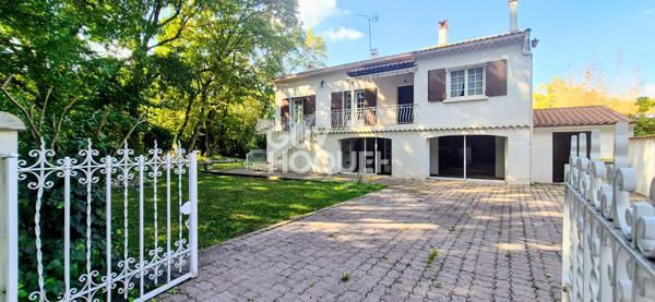 Maison familiale de 160 m2 env sur parcelle de 960 m2- Bouc Bel Air