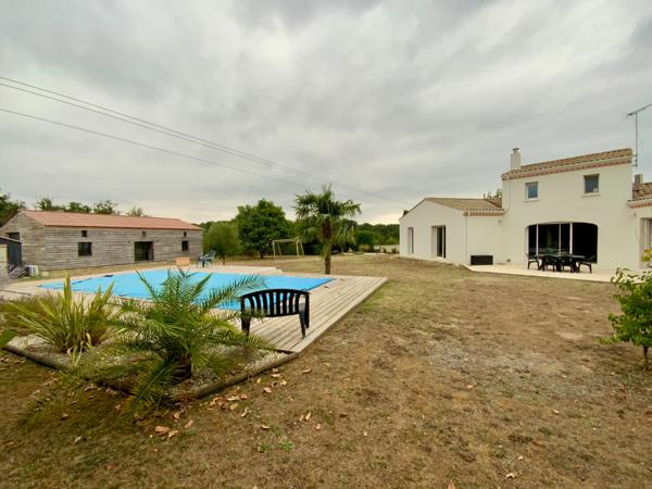 Maison avec piscine et dépendance