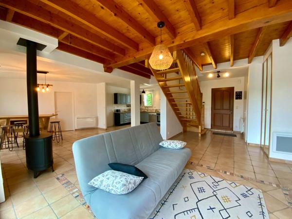 Maison avec piscine et dépendance