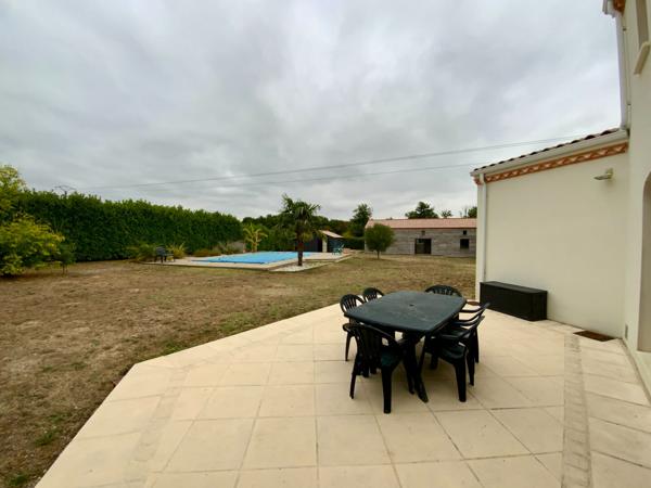 Maison avec piscine et dépendance