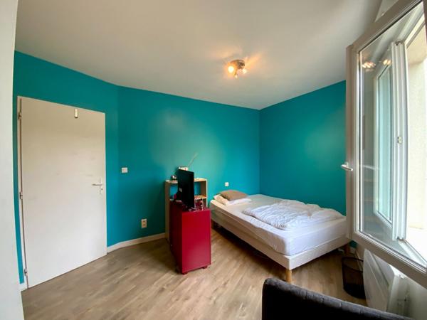 Maison avec piscine et dépendance