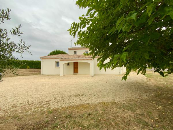 Maison avec piscine et dépendance