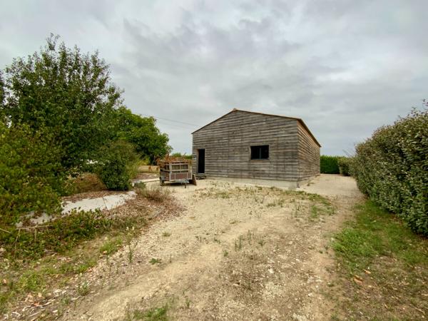 Maison avec piscine et dépendance