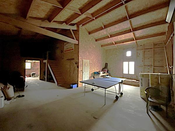 Maison avec piscine et dépendance