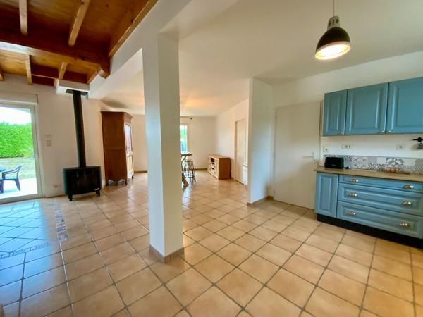 Maison avec piscine et dépendance