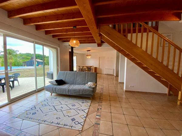 Maison avec piscine et dépendance