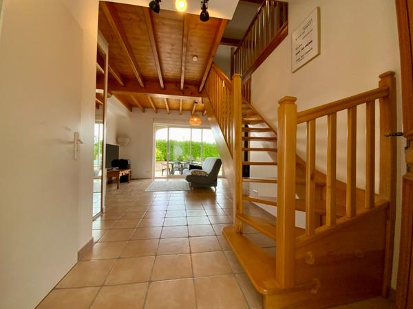 Maison avec piscine et dépendance