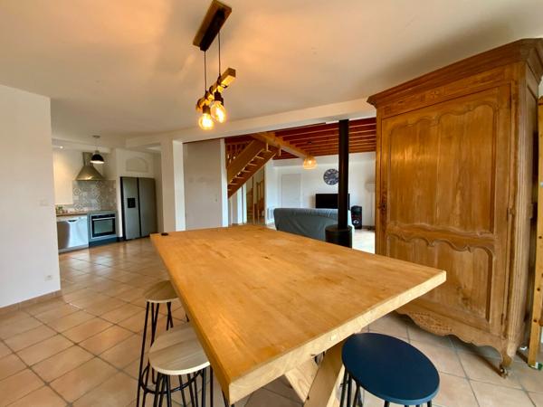 Maison avec piscine et dépendance