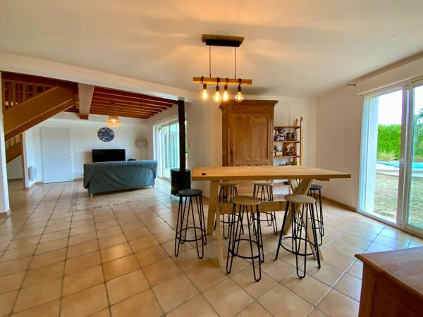 Maison avec piscine et dépendance