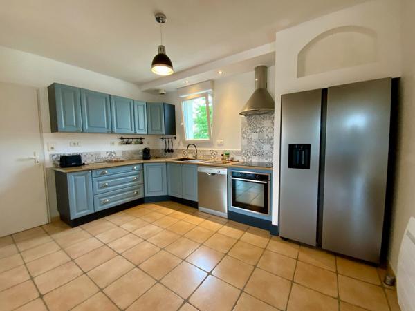 Maison avec piscine et dépendance