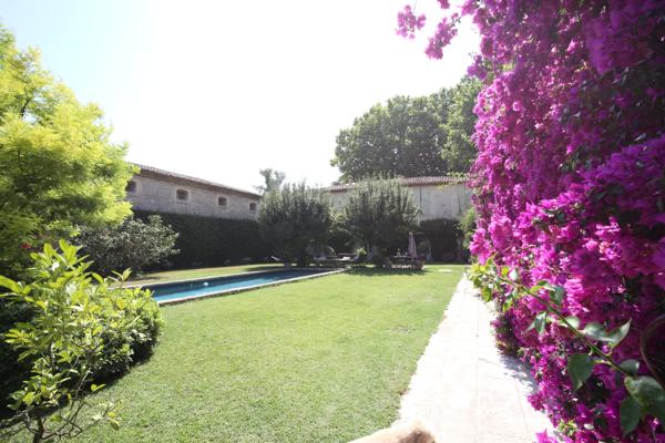 Aigues-Mortes (30220) Mas 2700 m2, parc 2HA, bassin 17/4, 15 chambres