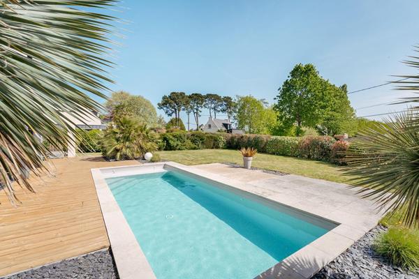 Maison d’architecte avec piscine et jardin paysager