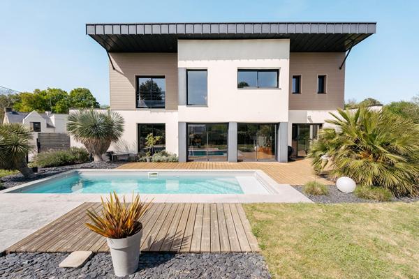 Maison d’architecte avec piscine et jardin paysager