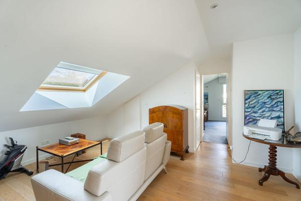 Maison d’architecte avec piscine et jardin paysager