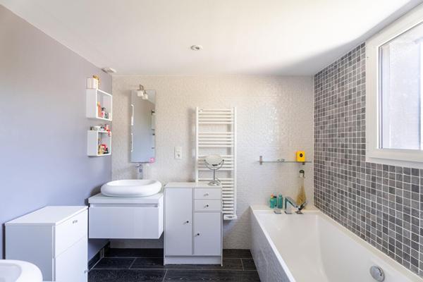 Maison d’architecte avec piscine et jardin paysager