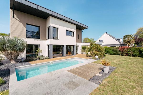 Maison d’architecte avec piscine et jardin paysager