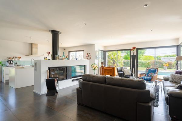 Maison d’architecte avec piscine et jardin paysager