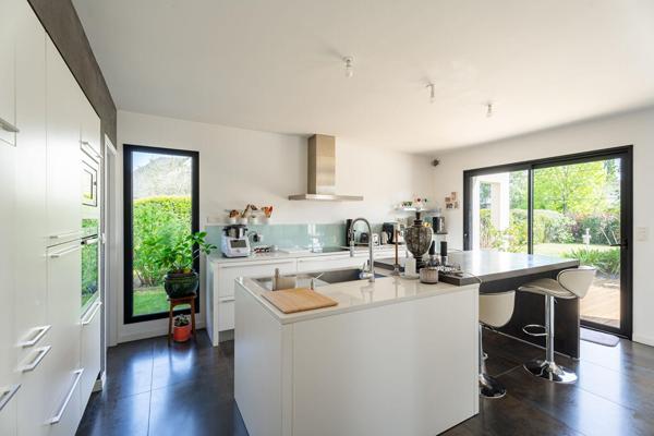 Maison d’architecte avec piscine et jardin paysager
