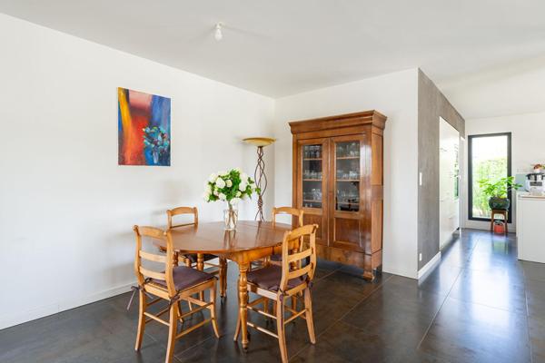 Maison d’architecte avec piscine et jardin paysager